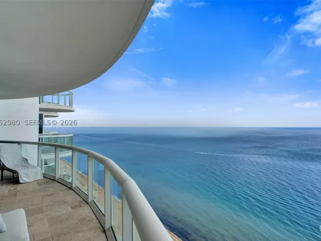 2-bedroom condo for sale in Miami Beach - 6365 Collins Ave 3002 - MondialRealty
