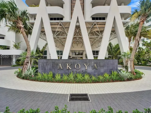 2-bedroom condo for sale in Miami Beach - 6365 Collins Ave 3002 - MondialRealty