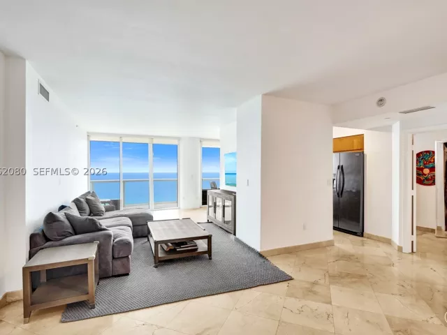 2-bedroom condo for sale in Miami Beach - 6365 Collins Ave 3002 - MondialRealty