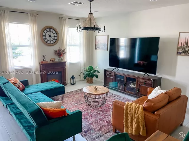 3-bedroom home for sale in Hollywood - 5100 Eucalyptus Dr 2 - MondialRealty