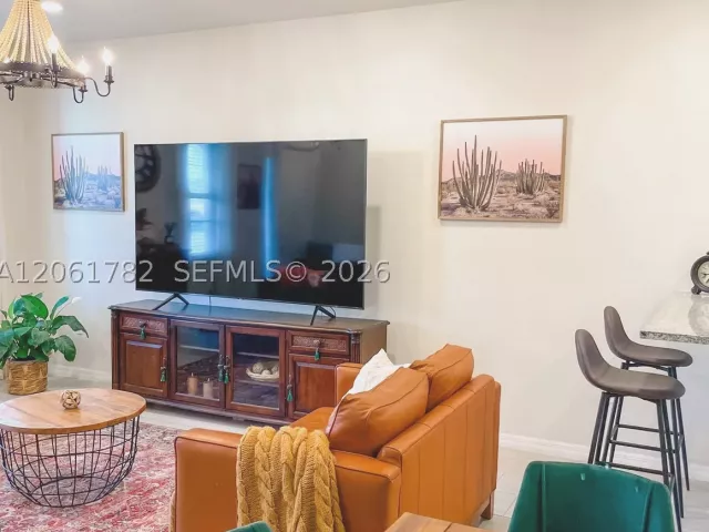 3-bedroom home for sale in Hollywood - 5100 Eucalyptus Dr 2 - MondialRealty