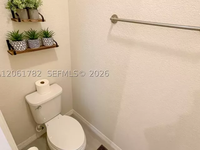 3-bedroom home for sale in Hollywood - 5100 Eucalyptus Dr 2 - MondialRealty