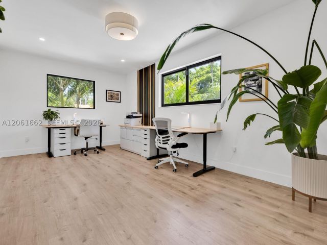 2-bedroom home for sale in Biscayne Park - 11504 NE 6th Ave - MondialRealty