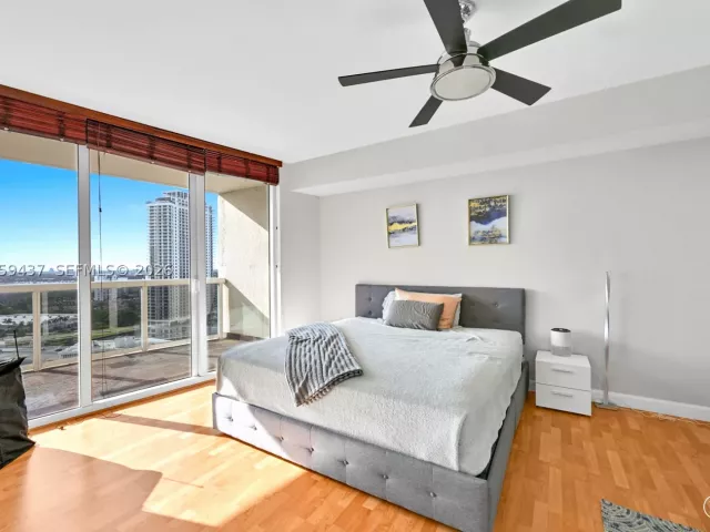2-bedroom condo for sale in Hallandale Beach - 1850 S Ocean Dr 2709 - MondialRealty