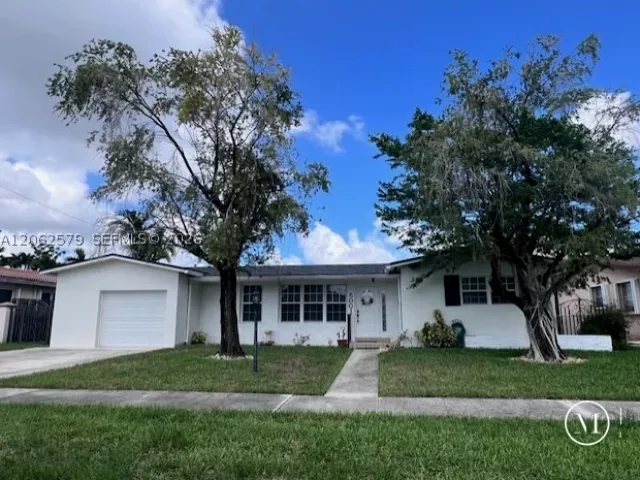 3-bedroom home for rent in Miami - 5001 SW 87th Pl 1 - MondialRealty
