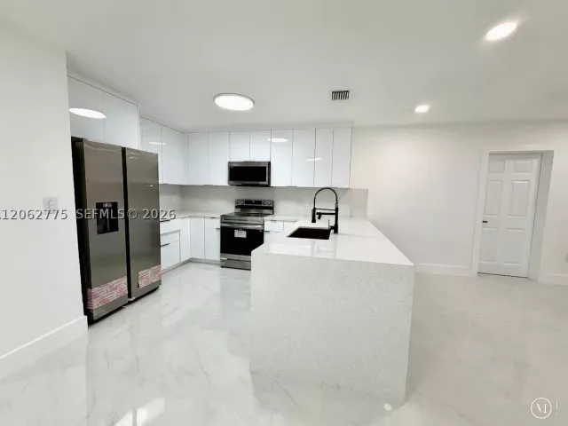 5-bedroom home for sale in Miami Gardens - 17800 NW 8th Ave - MondialRealty