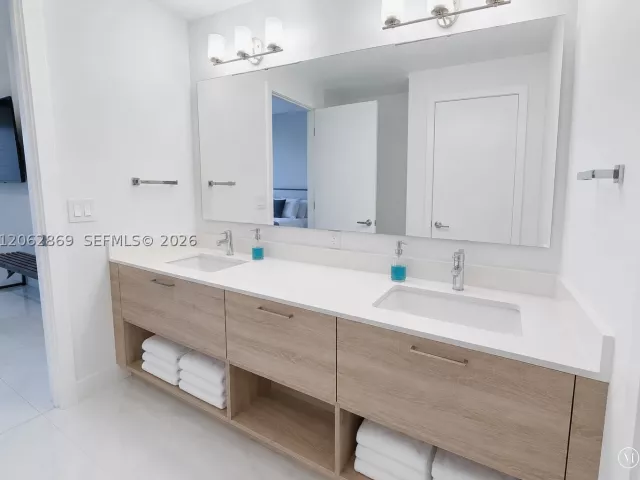 3-bedroom condo for sale in North Miami Beach - 16385 Biscayne Blvd 2007 - MondialRealty