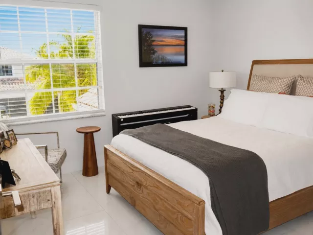 5-bedroom home for sale in Pembroke Pines - 855 SW 174th Terrace - MondialRealty