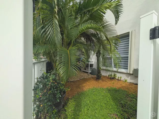 5-bedroom home for sale in Pembroke Pines - 855 SW 174th Terrace - MondialRealty
