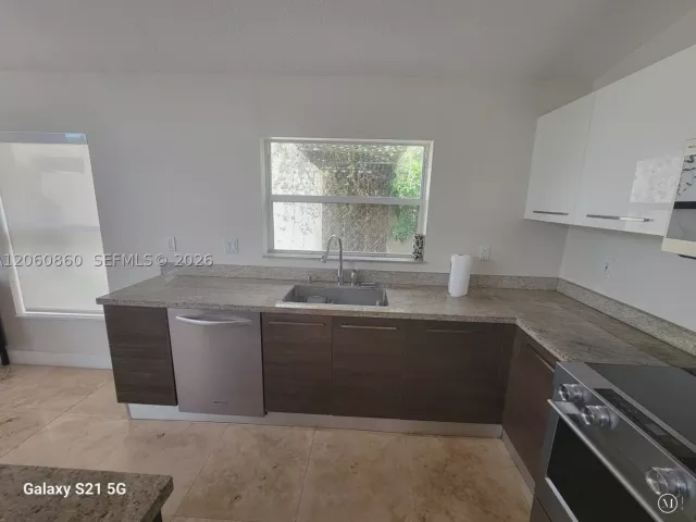 3-bedroom home for rent in Miami - 13242 SW 146th St 13242 - MondialRealty