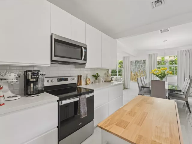 3-bedroom home for rent in Coral Gables - 420 Aledo Ave - MondialRealty