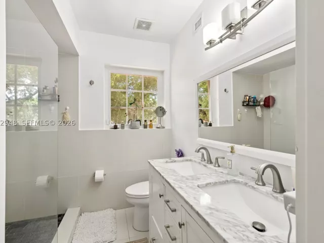 3-bedroom home for rent in Coral Gables - 420 Aledo Ave - MondialRealty