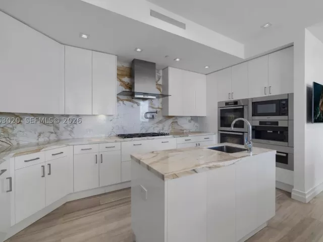 3-bedroom condo for rent in Sunny Isles Beach - 17749 Collins Ave 601 - MondialRealty