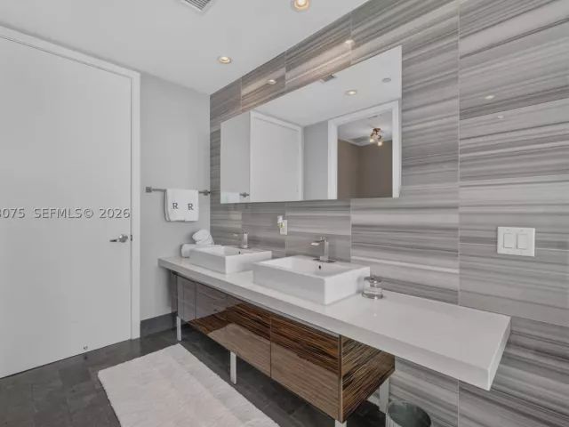 2-bedroom condo for rent in Miami - 1100 Biscayne Boulevard 2902 - MondialRealty