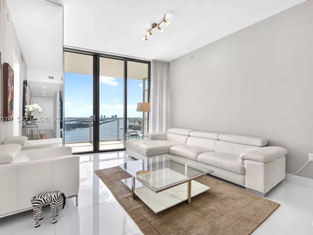 2-bedroom condo for rent in Miami - 1100 Biscayne Boulevard 2902 - MondialRealty