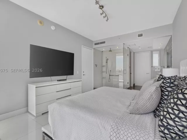 2-bedroom condo for rent in Miami - 1100 Biscayne Boulevard 2902 - MondialRealty