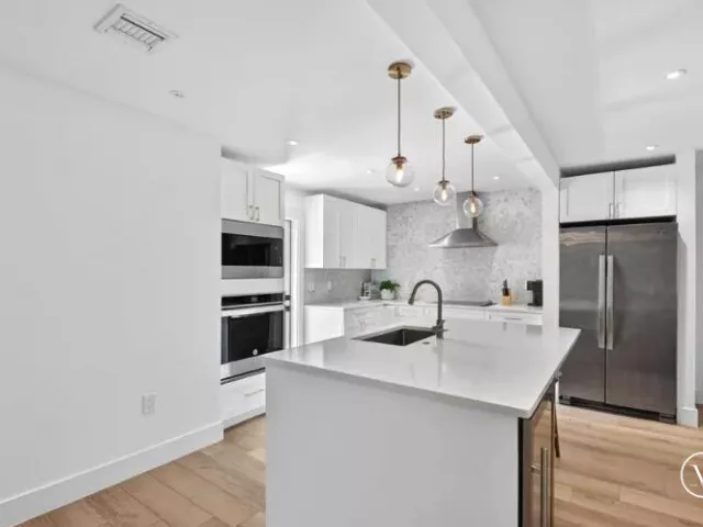 6-bedroom home for sale in West Palm Beach - 4811 N FLAGLER Drive - MondialRealty