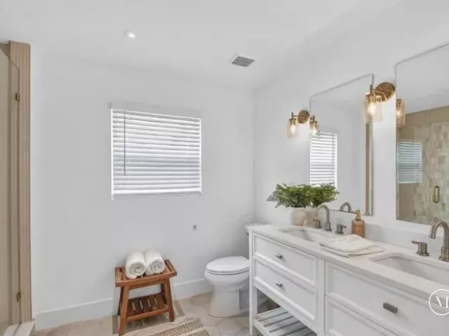 6-bedroom home for sale in West Palm Beach - 4811 N FLAGLER Drive - MondialRealty