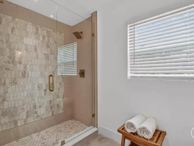 6-bedroom home for sale in West Palm Beach - 4811 N FLAGLER Drive - MondialRealty