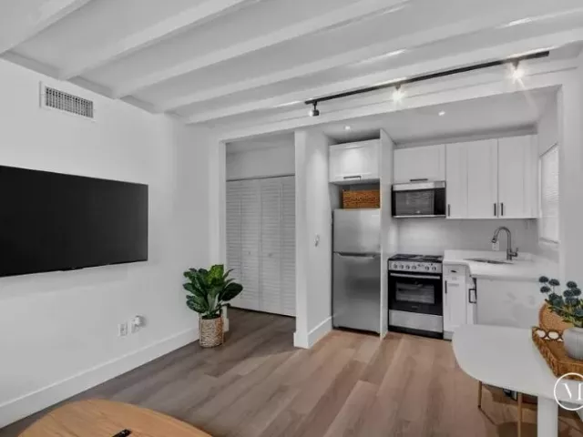6-bedroom home for sale in West Palm Beach - 4811 N FLAGLER Drive - MondialRealty