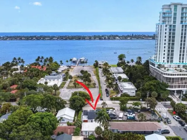 6-bedroom home for sale in West Palm Beach - 4811 N FLAGLER Drive - MondialRealty
