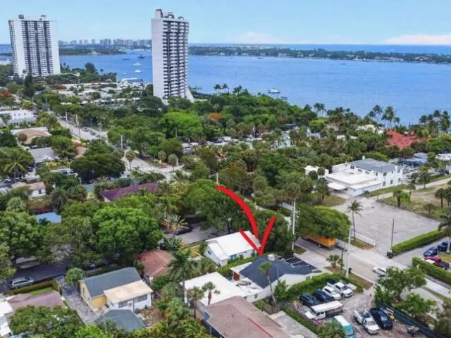 6-bedroom home for sale in West Palm Beach - 4811 N FLAGLER Drive - MondialRealty