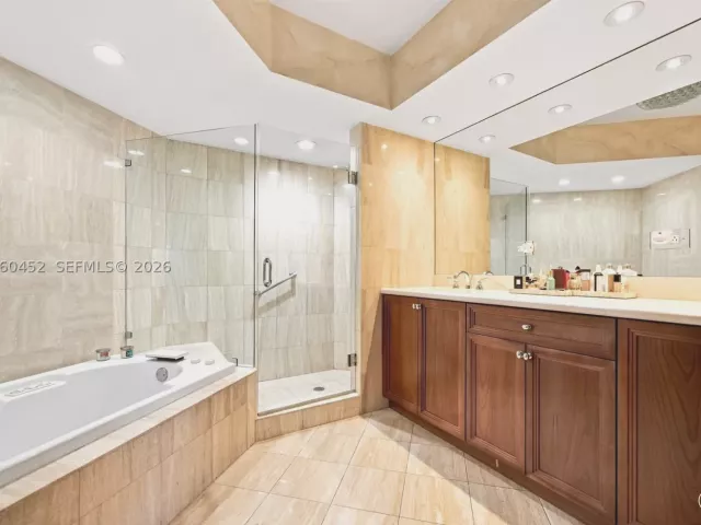 3-bedroom condo for sale in Aventura - 21205 Yacht Club Dr 1502 - MondialRealty