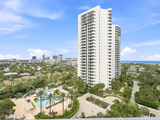 3-bedroom condo for sale in Aventura - 21205 Yacht Club Dr 1502 - MondialRealty