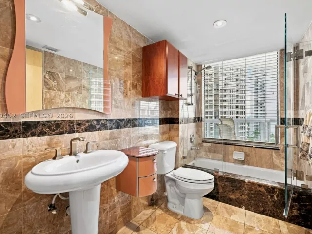3-bedroom condo for sale in Aventura - 21205 Yacht Club Dr 1502 - MondialRealty