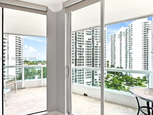 3-bedroom condo for sale in Aventura - 21205 Yacht Club Dr 1502 - MondialRealty