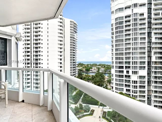 3-bedroom condo for sale in Aventura - 21205 Yacht Club Dr 1502 - MondialRealty