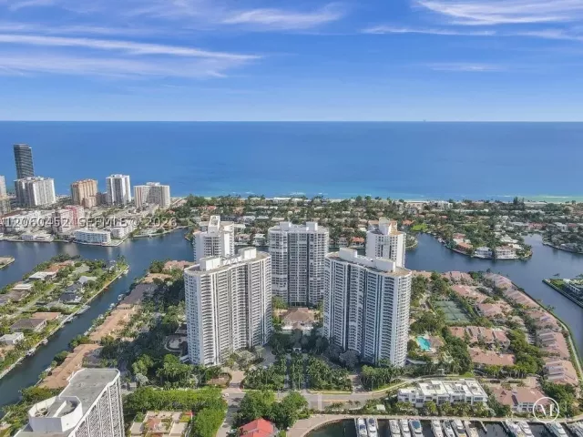 3-bedroom condo for sale in Aventura - 21205 Yacht Club Dr 1502 - MondialRealty