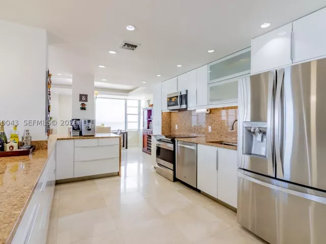 2-bedroom condo for sale in Miami Beach - 5255 Collins Ave 11E - MondialRealty