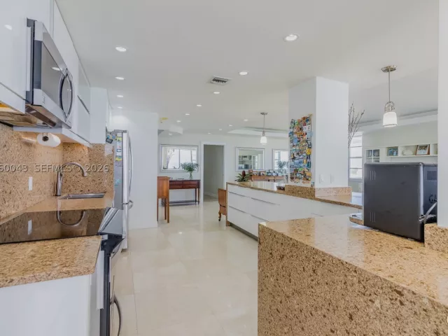 2-bedroom condo for sale in Miami Beach - 5255 Collins Ave 11E - MondialRealty