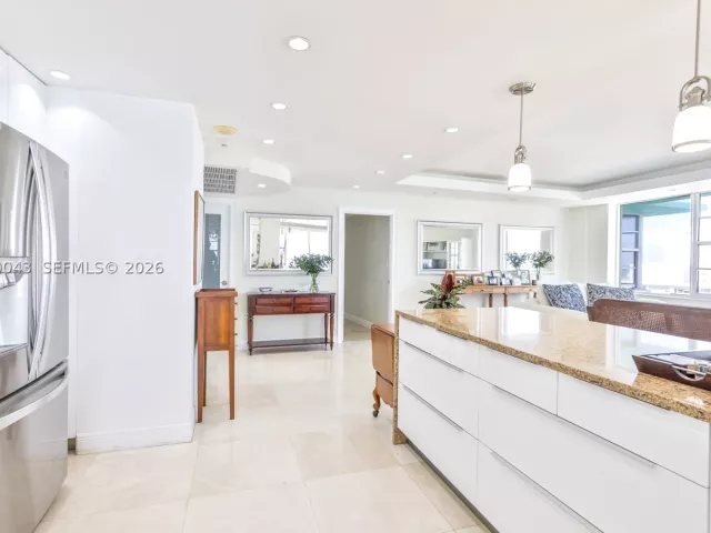 2-bedroom condo for sale in Miami Beach - 5255 Collins Ave 11E - MondialRealty