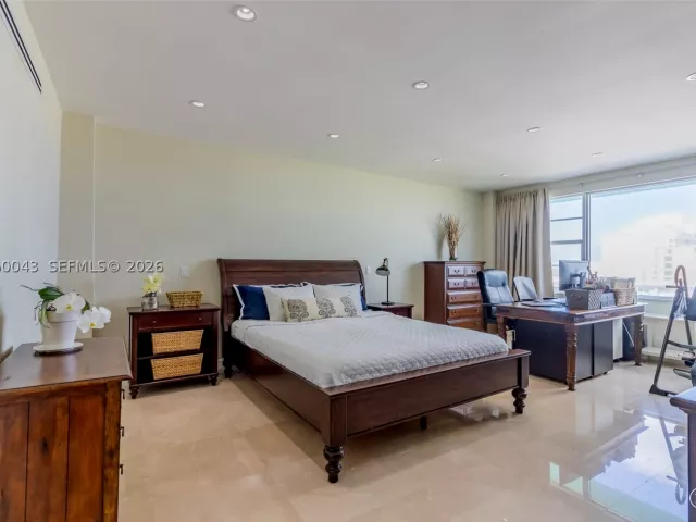 2-bedroom condo for sale in Miami Beach - 5255 Collins Ave 11E - MondialRealty