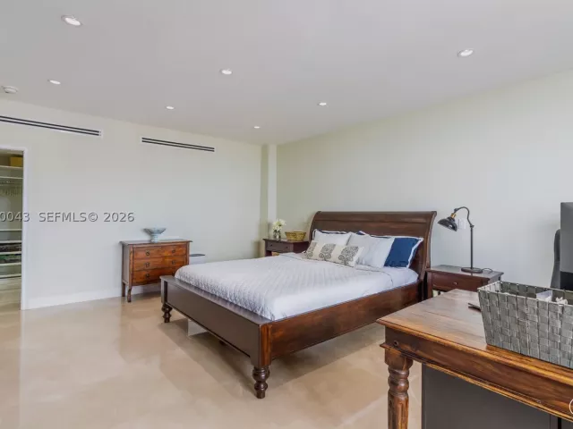 2-bedroom condo for sale in Miami Beach - 5255 Collins Ave 11E - MondialRealty
