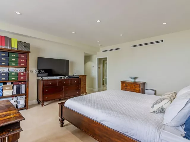 2-bedroom condo for sale in Miami Beach - 5255 Collins Ave 11E - MondialRealty