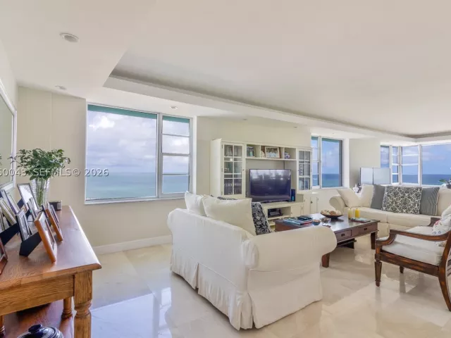 2-bedroom condo for sale in Miami Beach - 5255 Collins Ave 11E - MondialRealty