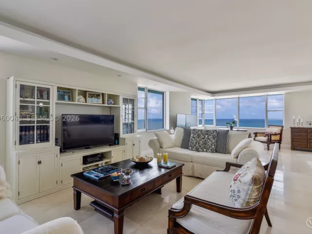 2-bedroom condo for sale in Miami Beach - 5255 Collins Ave 11E - MondialRealty