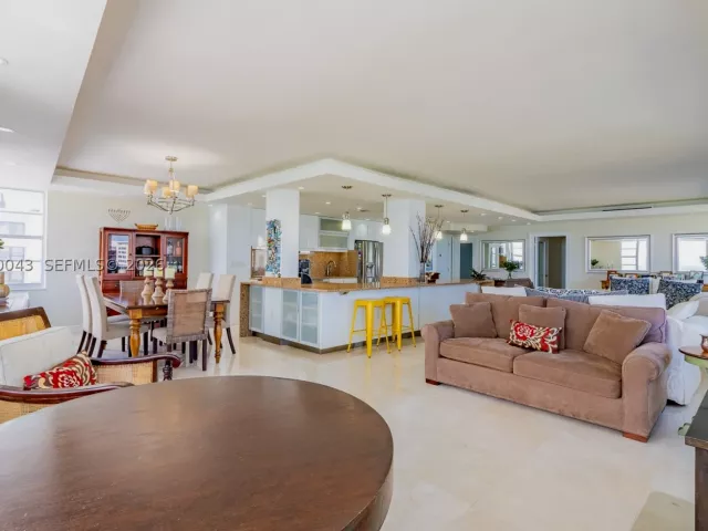 2-bedroom condo for sale in Miami Beach - 5255 Collins Ave 11E - MondialRealty