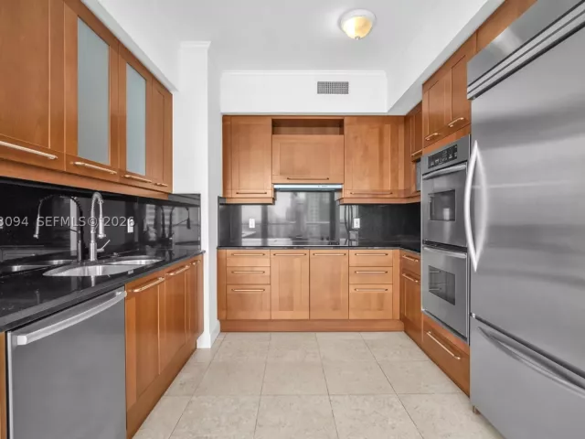 2-bedroom condo for sale in Fort Lauderdale - 333 Las Olas Way 1602 - MondialRealty