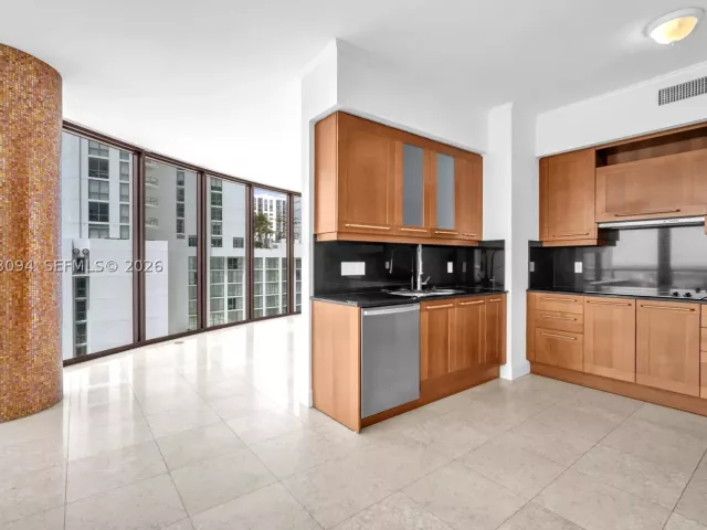 2-bedroom condo for sale in Fort Lauderdale - 333 Las Olas Way 1602 - MondialRealty