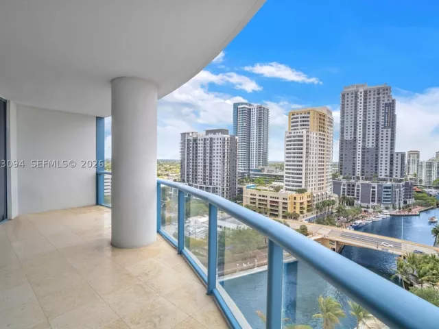 2-bedroom condo for sale in Fort Lauderdale - 333 Las Olas Way 1602 - MondialRealty