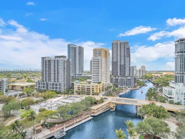 2-bedroom condo for sale in Fort Lauderdale - 333 Las Olas Way 1602 - MondialRealty