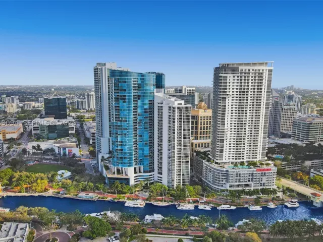 2-bedroom condo for sale in Fort Lauderdale - 333 Las Olas Way 1602 - MondialRealty