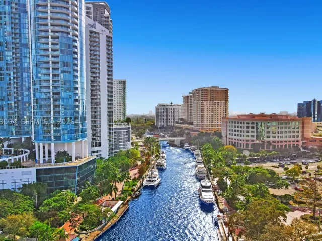 2-bedroom condo for sale in Fort Lauderdale - 333 Las Olas Way 1602 - MondialRealty