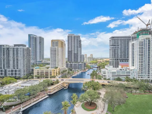 2-bedroom condo for sale in Fort Lauderdale - 333 Las Olas Way 1602 - MondialRealty