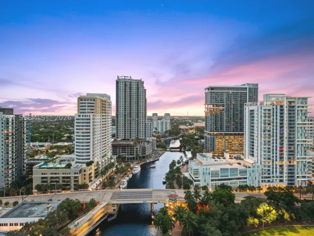 2-bedroom condo for sale in Fort Lauderdale - 333 Las Olas Way 1602 - MondialRealty