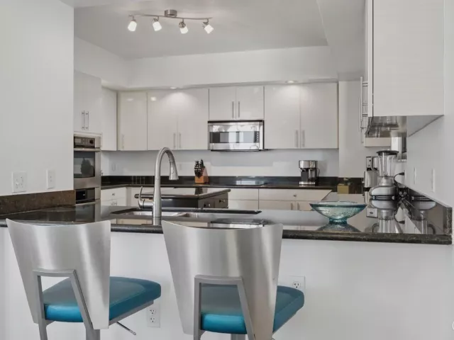 4-bedroom condo for sale in Fort Lauderdale - 110 N Federal Highway PH 3 - MondialRealty